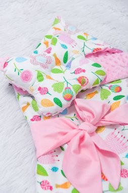 Tahliye için paket zarf. Bebek karyolası için yatak. Ortopedik yastık ve battaniye beyaz şerit ile süslenmiş.