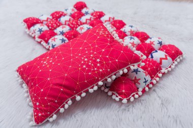 Yeni doğmuş çocuklar için dekoratif çocuk yatağı. Pembe yastık. Bebek karyolası için yatak. Yatak pembe ve beyazdır.