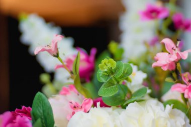 Dekoratif yapay çiçekler. Pembe yapay çiçekler buketleri ile iç dekorasyon.