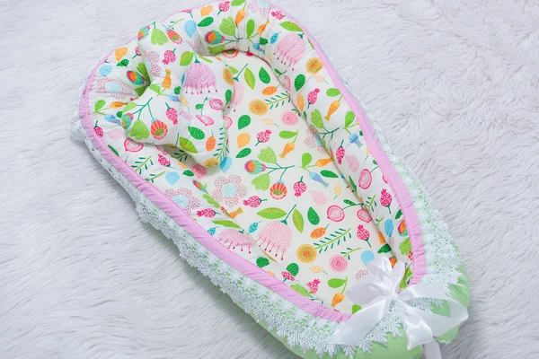 Matratzen Kokon Und Orthopädisches Kissen Für Neugeborene Bettwäsche Für Ein — Stockfoto