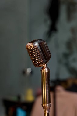 Vintage metal mikrofon. Restoran bir mikrofon ile sahne. Stand üzerinde metal mikrofon.