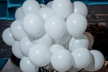 Çocuk tatili. Helyum balonlar beyaz.