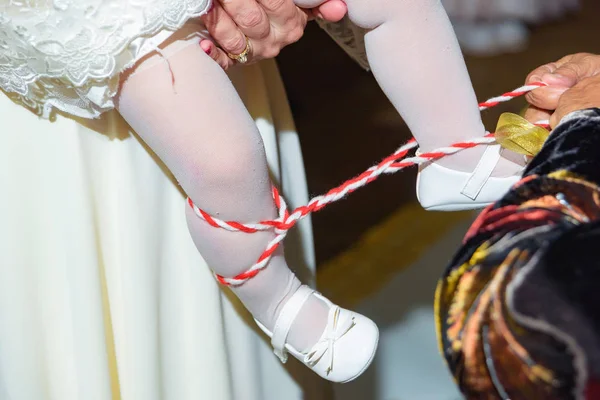 Первые Шаги Малыша Перевязывать Ребенку Ноги Лентами Казахская Народная Традиция — стоковое фото