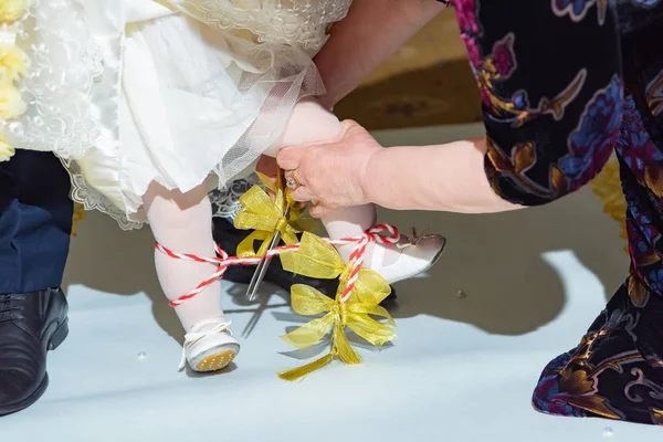 Первые Шаги Малыша Перевязывать Ребенку Ноги Лентами Казахская Народная Традиция — стоковое фото