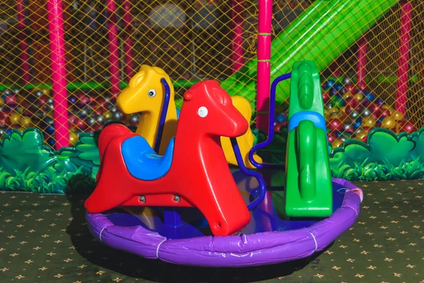 Attraktion Für Kleine Kinder Kinderkarussell Farbige Pferde — Stockfoto