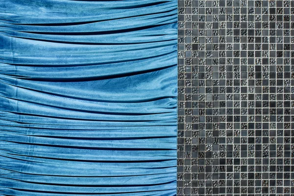 Graues Mosaik Den Wänden Dekorative Wanddekoration Blauer Samtvorhang Auf Dem — Stockfoto
