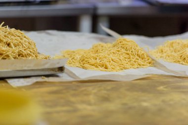 Kuru üzüm ile tatlı dilimlenmiş hamur. Şeker fabrikasında tatlı chak-chak pişirme. Hamur tatlı tatlı.