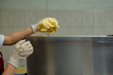 Bir kadın kurabiye için hamur yoğurunur. Şeker fabrikasında kurabiye hazırlama. Tatlı tatlı.