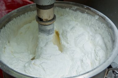 Hamur yoğurma için aparat. Şeker fabrikasında kurabiye hazırlama. Tatlı tatlı.