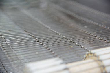 Pişirme için metal konveyör. Şeker fabrikasında pişmiş mal üretimi. Mobil panel .