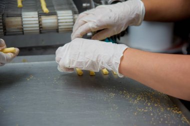 Cihaz puf böreği sıkıyor. Şeker fabrikasında kurabiye hazırlama. Tatlı tatlı.