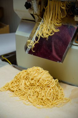 Hamuru dilimleme aleti. Şeker fabrikasında tatlı chak-chak pişirme. Hamur tatlı tatlı.