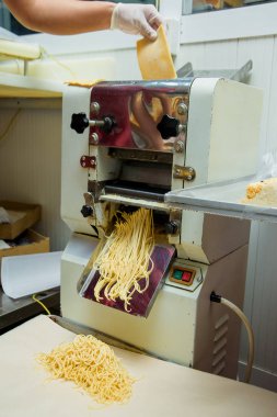 Hamuru dilimleme aleti. Şeker fabrikasında tatlı chak-chak pişirme. Hamur tatlı tatlı.