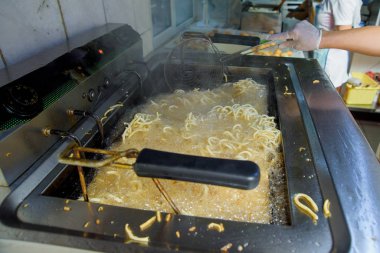 Tatlı Chuck-Chuck için şurubu hamur pişirme. Şekerleme fabrikasında hamur işleri hazırlanması. Kuru üzüm hamuru tatlı tatlı.