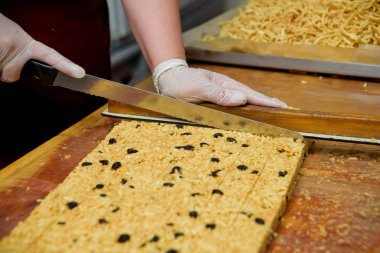Tatlı chak-chak dilimleme. Şekerleme fabrikasında hamur işleri hazırlanması. Hamur ve baldan yapılan tatlı tatlı.