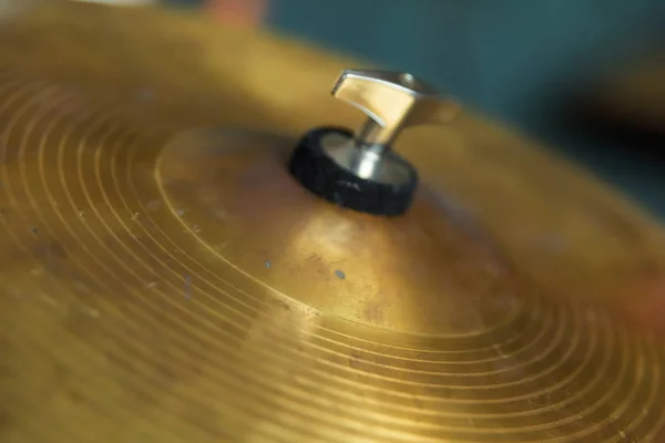 ミュージカルパーカッション楽器 ドラムセットの金属板 金属表面の質感 — ストック写真