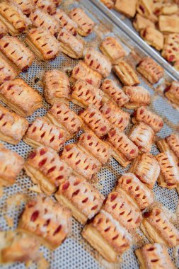 Pudra şekeri serpilir berry reçel ile Puf çörekler. Şekerleme fabrikasında hamur işleri hazırlanması. Hamur tatlı tatlı.