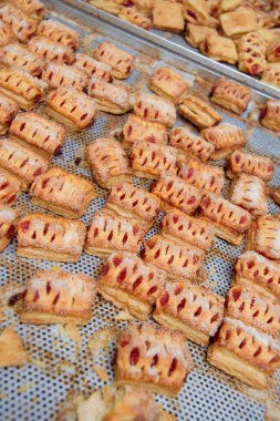 Pudra şekeri serpilir berry reçel ile Puf çörekler. Şekerleme fabrikasında hamur işleri hazırlanması. Hamur tatlı tatlı.