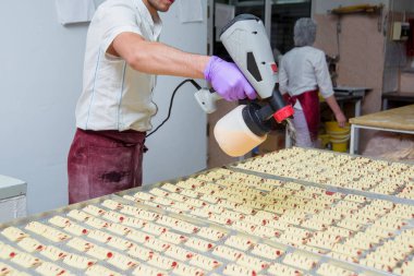 Böğürtlen reçeli ile puf çörekler. Şekerleme fabrikasında hamur işleri hazırlanması. Tatlı tatlı.