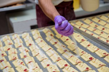 Böğürtlen reçeli ile puf çörekler. Şekerleme fabrikasında hamur işleri hazırlanması. Tatlı tatlı.