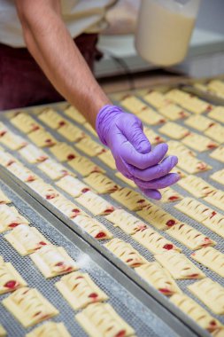 Böğürtlen reçeli ile puf çörekler. Şekerleme fabrikasında hamur işleri hazırlanması. Tatlı tatlı.
