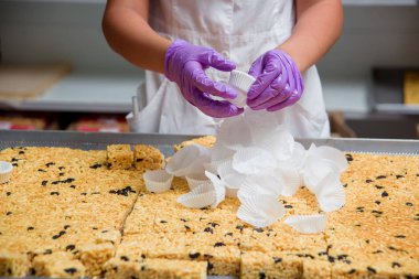 Tatlı Chuck-Chuck'ın plastik kaplara paketlenmesi. Şekerleme fabrikasında hamur işleri hazırlanması. Hamur ve baldan yapılan tatlı tatlı.