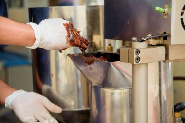 Çikolata yapmak için aparat. Şeker fabrikasında çikolata hazırlanması. Tatlı tatlı.