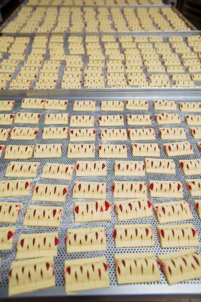 Böğürtlen Reçeli Ile Puf Çörekler Şekerleme Fabrikasında Hamur Işleri Hazırlanması — Stok fotoğraf