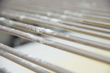 Hamur yumuşatmak için metal konstrüksiyon. Hamurdan pişmiş ürünlerin imalatı. Şekerleme fabrikası. Hamur hazırlanması.