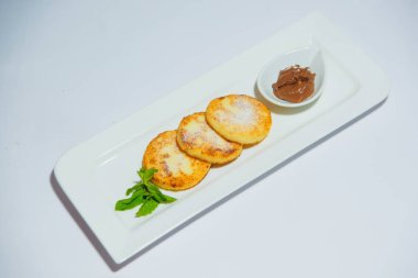 Süzme peynir gözleme toz şeker ile serpilir. Süzme peynirden yapılmış tatlı bir tatlı. Güzel tatlı servis.