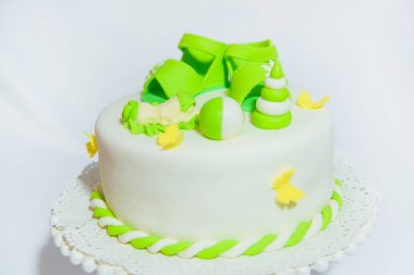 Mastik yeşil figürleri ile beyaz kek. Tatlı şekerleme. Beyaz buzlanma içinde pasta stand üzerinde.