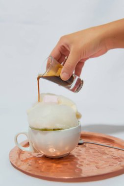 Kahve içeceği hazırlamak. Beyaz pamuk şekerle kahve. Güzel kahve servisi.