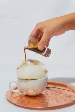 Kahve içeceği hazırlamak. Beyaz pamuk şekerle kahve. Güzel kahve servisi.