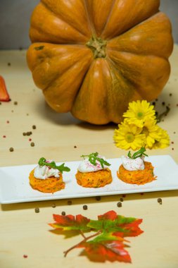 Arugula ile kabak köftesi. Büyük bir kabak arka planda vejetaryen çanak. Sebze çanak.