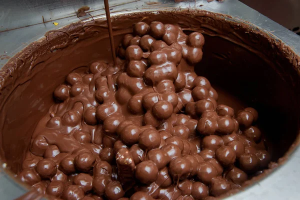 Produktion Von Pralinen Der Fabrik Milchschokolade Einem Großen Metallbecher Das — Stockfoto