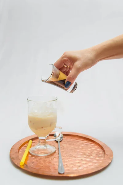 Preparación Café Frío Refresco Está Una Bandeja Americano Sobre Hielo — Foto de Stock