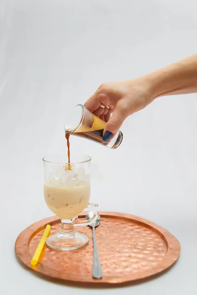 Preparación Café Frío Refresco Está Una Bandeja Americano Sobre Hielo — Foto de Stock