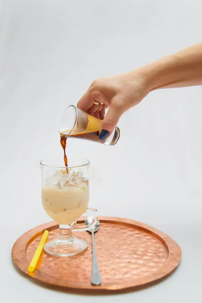 Preparación Café Frío Refresco Está Una Bandeja Americano Sobre Hielo —  Fotos de Stock