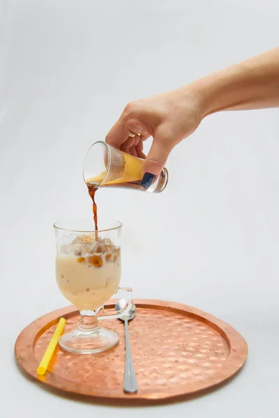 Előkészítése Hideg Kávét Egy Üdítőital Tálcára Áll Americano Jégen — Stock Fotó