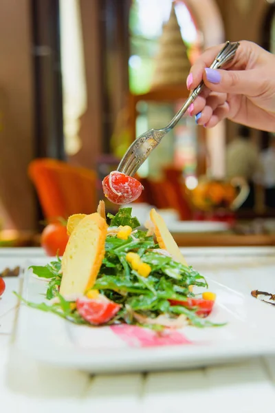 Salat Rucola Und Kirschtomaten Und Mais Grüner Rucola Und Cracker — Stockfoto