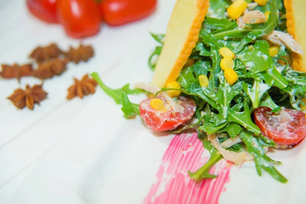 Salad Arugula Dan Tomat Ceri Dan Jagung Arugula Hijau Dan — Stok Foto