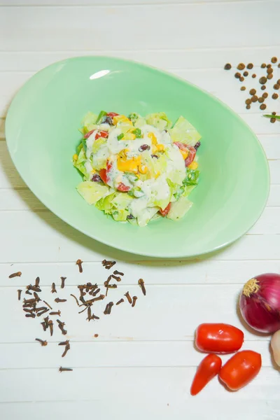 Salad Sayuran Dengan Saus Krim Selada Dan Tomat Ceri Salad — Stok Foto