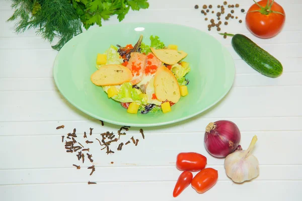 沙拉配蔬菜和三文鱼 青花菜和饼干 绿色碗中的沙拉 — 图库照片