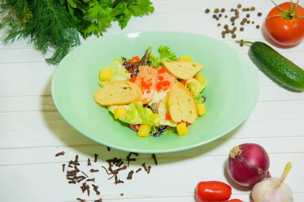 沙拉配蔬菜和三文鱼 青花菜和饼干 绿色碗中的沙拉 — 图库照片