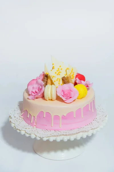 Roze Cake Witte Achtergrond Zoet Gebak Versierd Met Stukjes Chocolade — Stockfoto