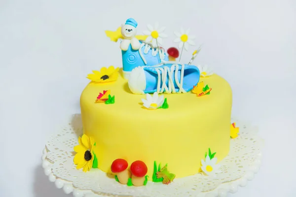 白の背景に黄色のケーキ マスチックの数字で飾られた甘いペストリー 黄色のフロスティングのケーキはスタンドにあります — ストック写真