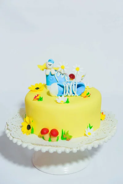 Gele Cake Witte Achtergrond Zoet Gebakje Versierd Met Figuren Van — Stockfoto