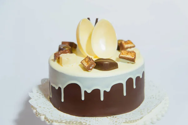 라운드 초콜릿 케이크 초콜릿 조각으로 스탠드에 초콜릿 장식이 케이크 — 스톡 사진