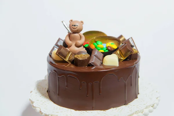 Bolo Chocolate Com Figura Urso Doces Decorados Com Pedaços Chocolate — Fotografia de Stock