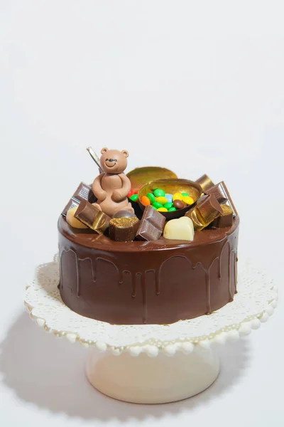 Шоколадный Торт Медвежьей Фигурой Сладкие Кондитерские Изделия Украшенные Кусочками Шоколада — стоковое фото